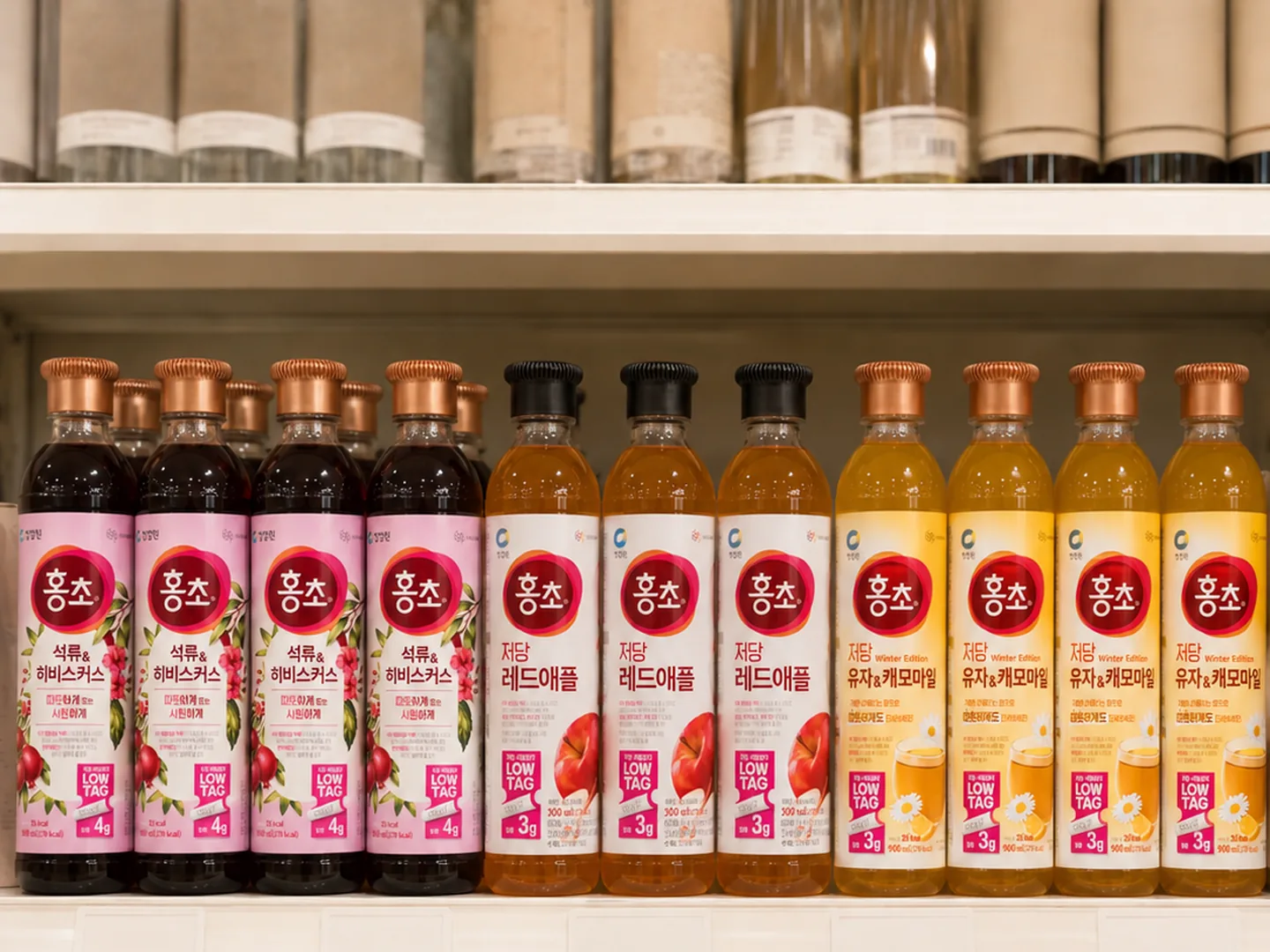 Nhiều chai Hongcho các vị khác nhau xếp trên kệ